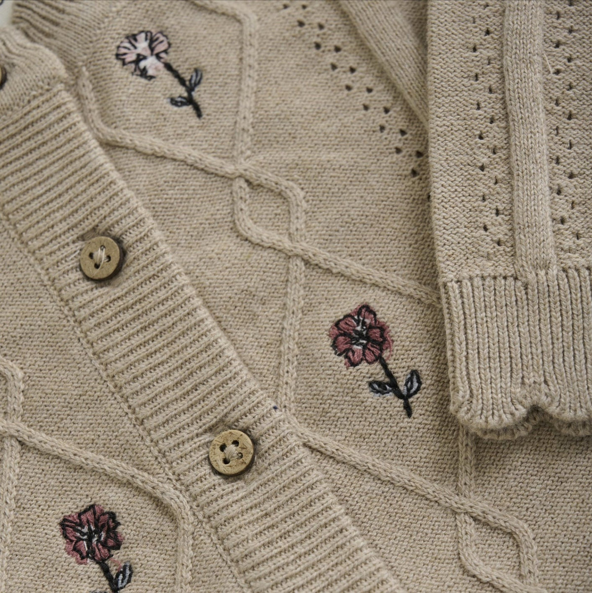 Cardigan Beige Avec Broderie De Fleurs