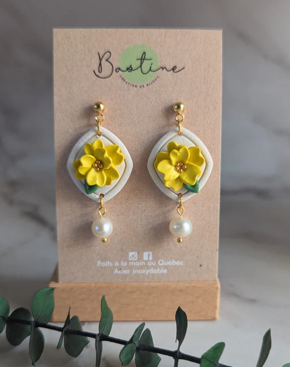 Boucles D'oreilles Pendantes Blanches Fleurs Jaunes & Perles