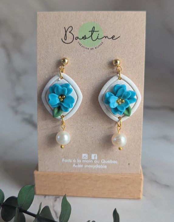 Boucles D'oreilles Pendantes Blanches Fleurs Bleues & Perles