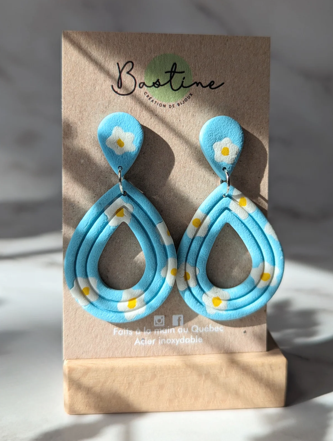 Boucles D'oreilles Pendantes Coralie Bleu Gouttes Fleurs Blanches