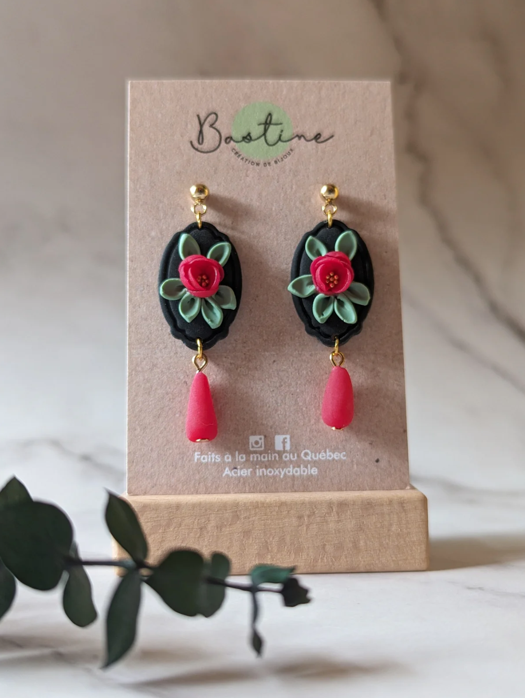 Boucles D'oreilles Pendantes Noires Fleurs Roses