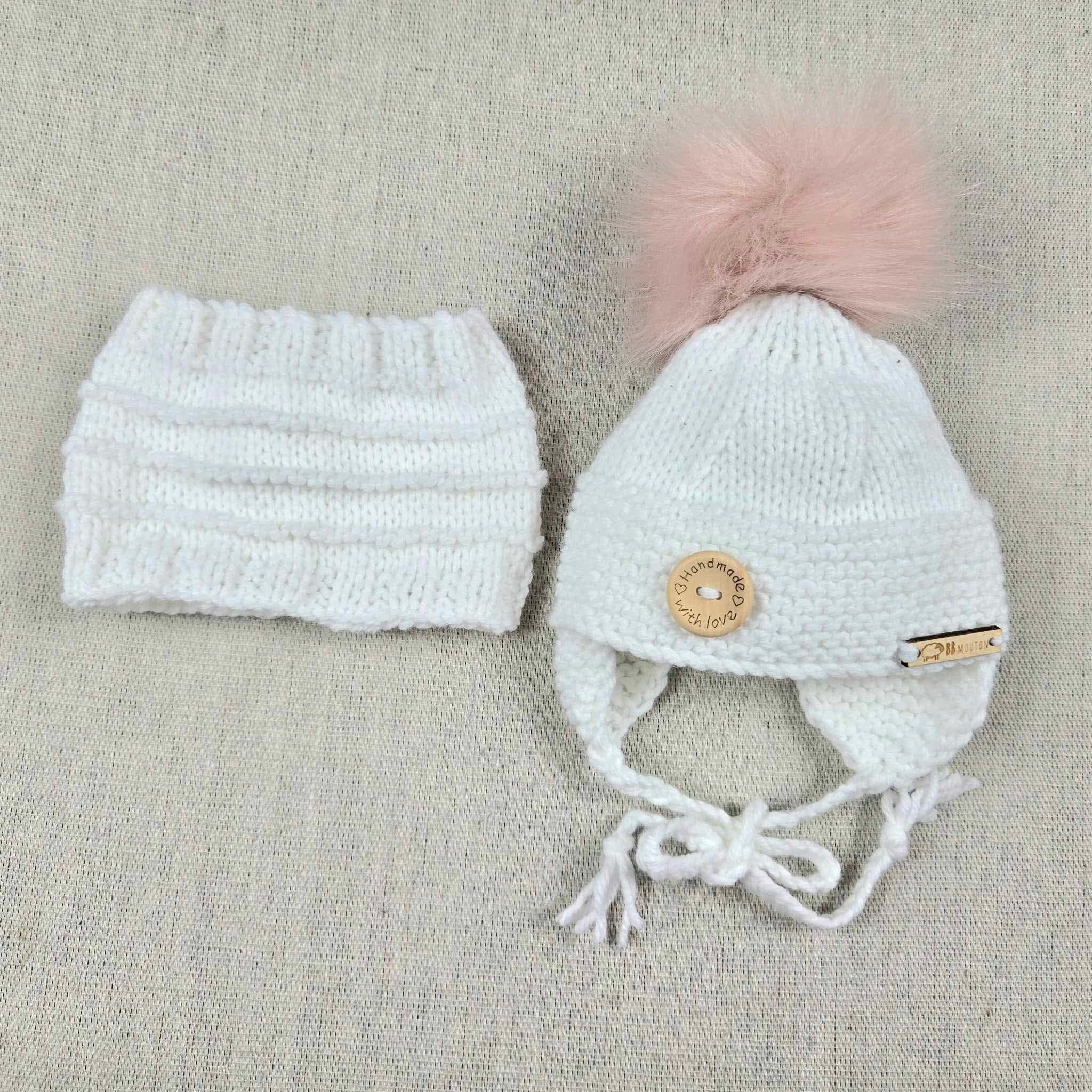 Tuque Avec Cache-Oreilles Avec Pompon Rose & Cache-cou Blanc (Naissant)