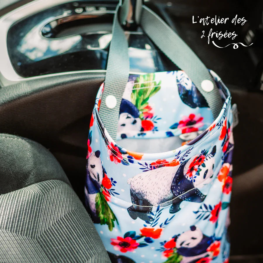 Poubelle De Voiture Chiots Sous La Pluie