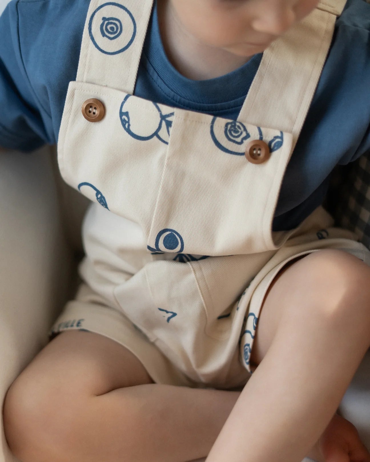 Salopette Courte Crème En Denim À Motifs Bleuets