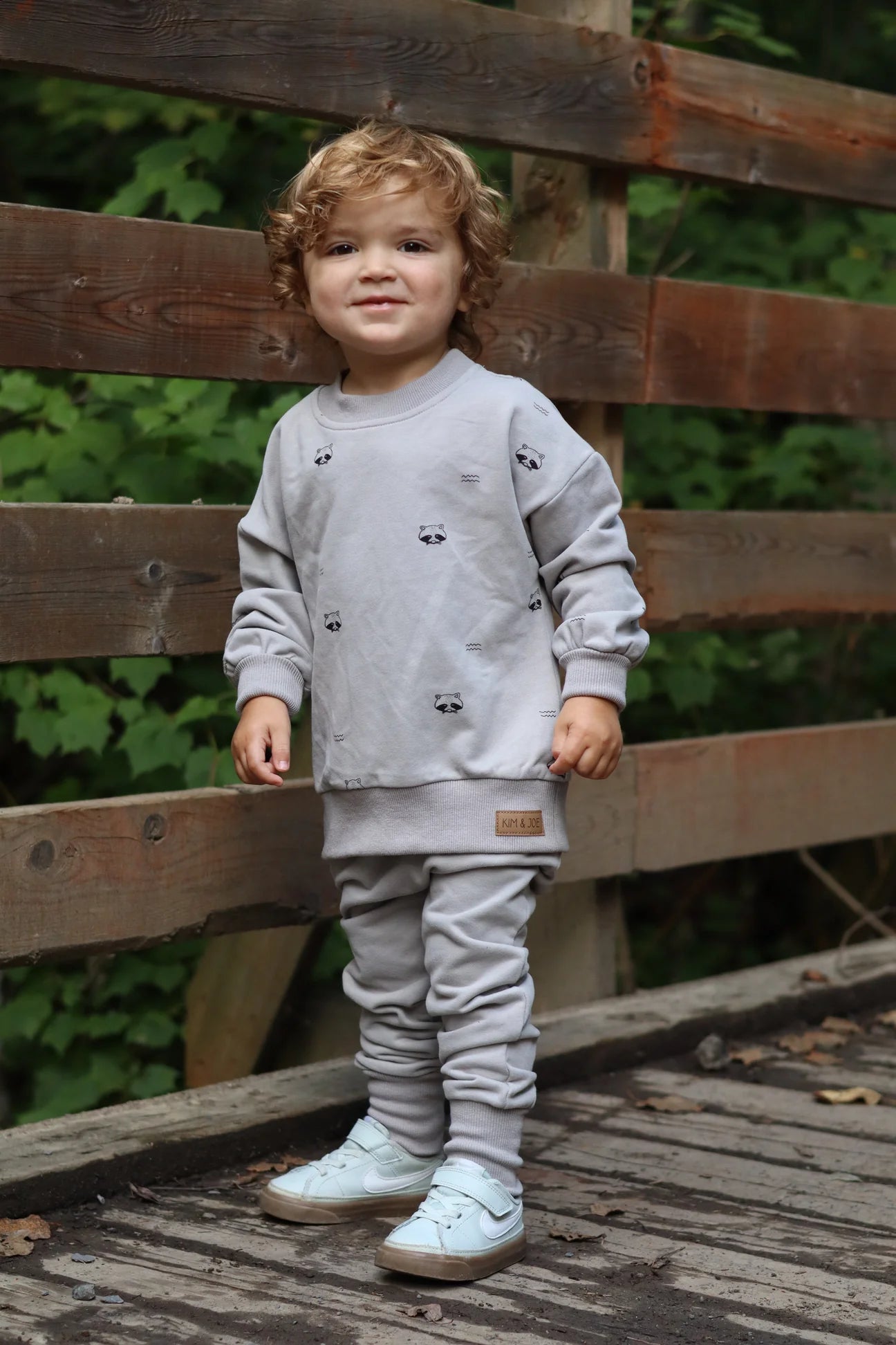 Crewneck Évolutif Gris Motifs Ratons Laveurs