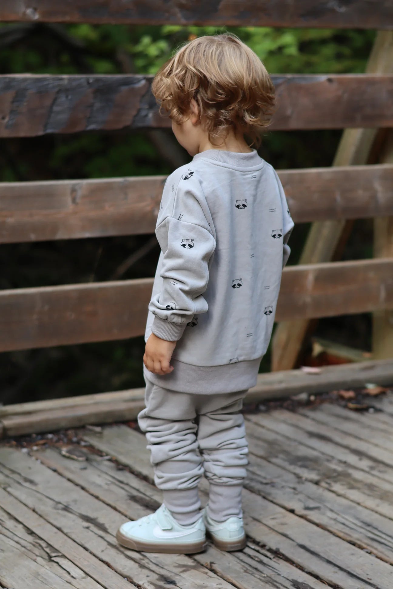 Crewneck Évolutif Gris Motifs Ratons Laveurs