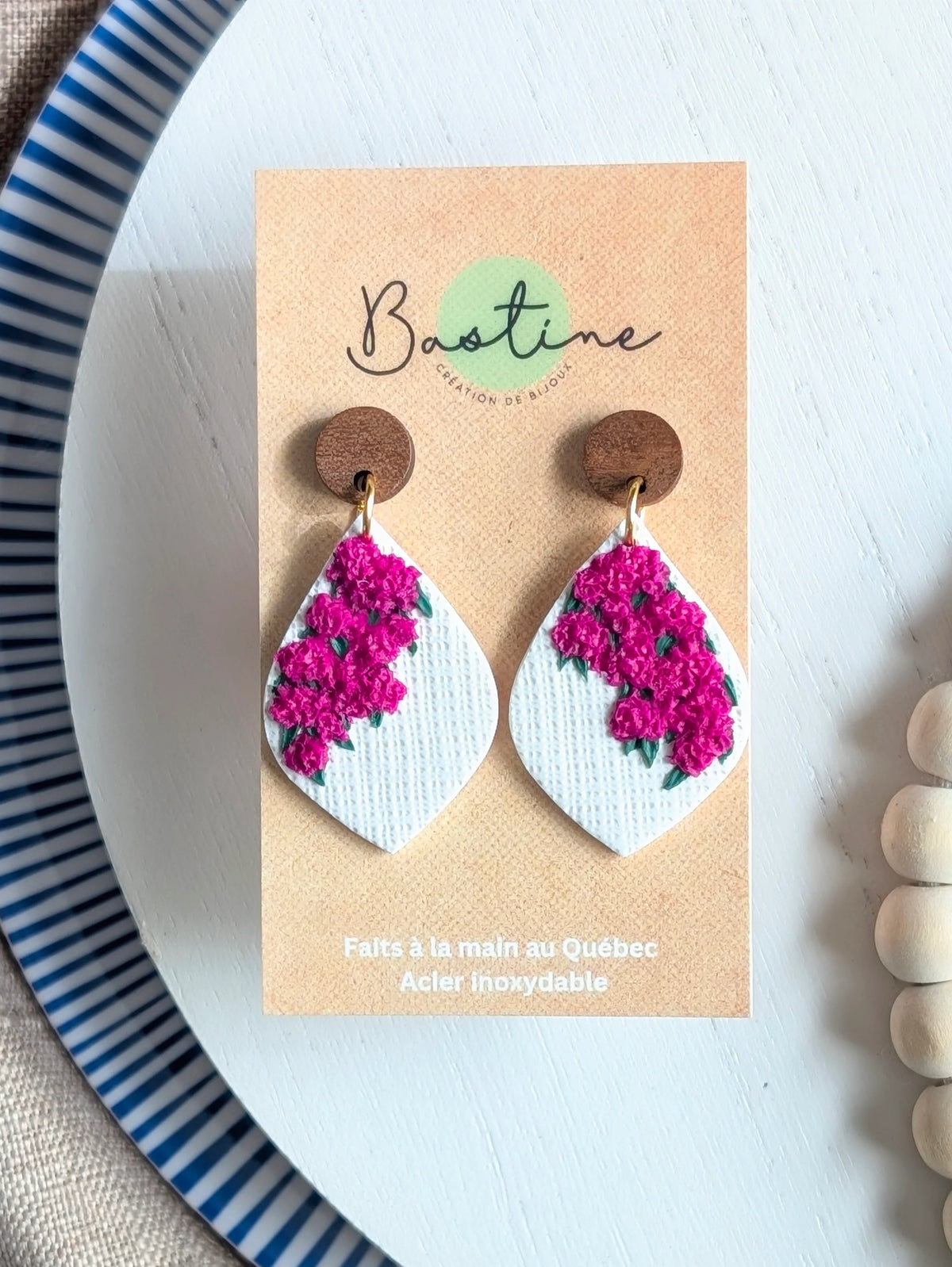 Boucles D'oreilles Pendantes Lou Gouttes Blanches Fleurs Roses Goujon De Bois