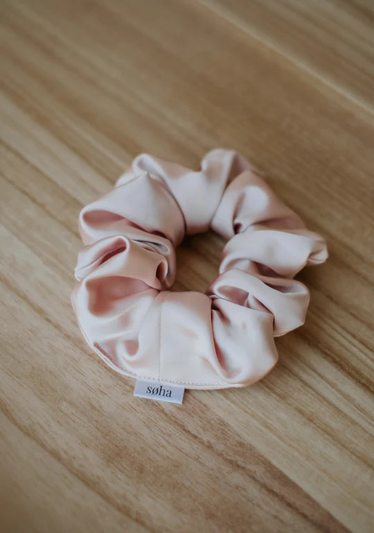 Chouchou Fluffy Satin Rose Pâle