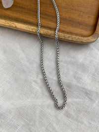 Collier She Is Strong