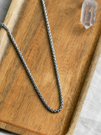 Collier She Is Strong